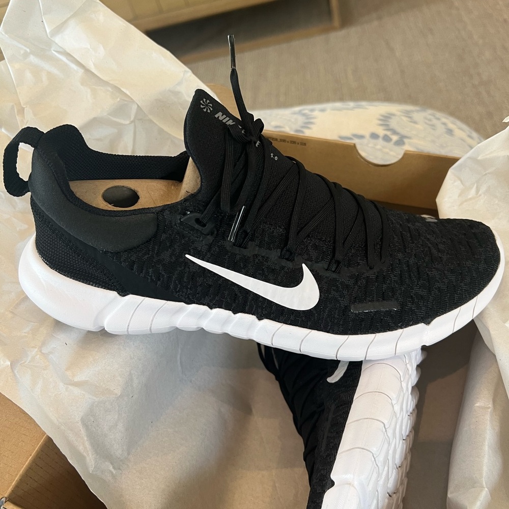 NWT women’s Nike Free RN 5.0 Sneakers Size 12